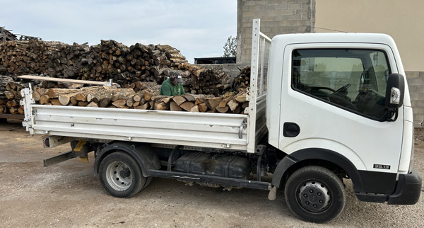 Livraison de bois de chauffage avec camionnette de 3 stères